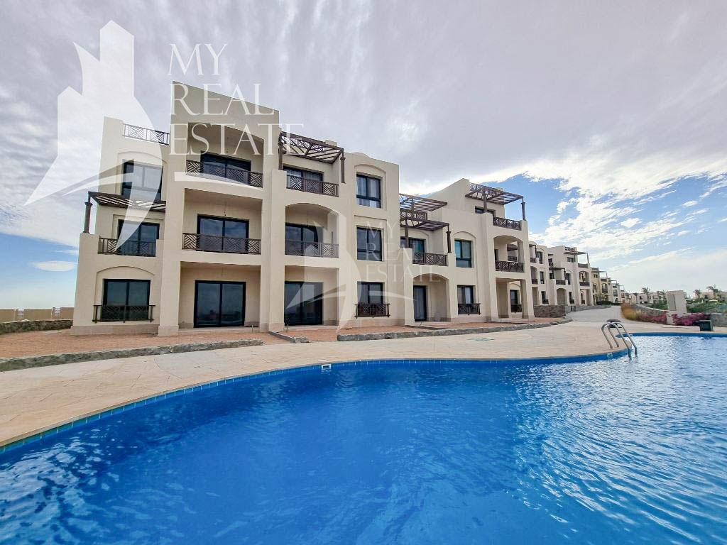 Pool and sea view 2 beds in Makadi
