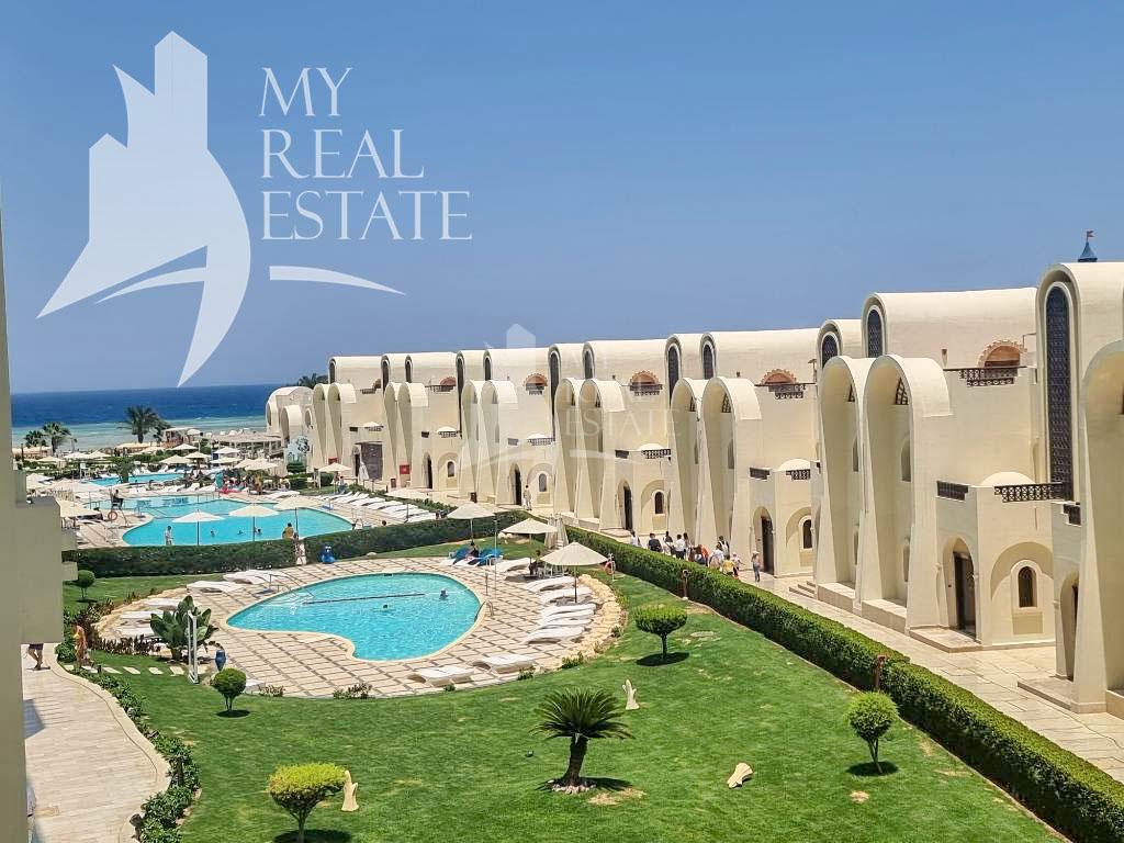 Side sea and pool view 1 bed in Gravity